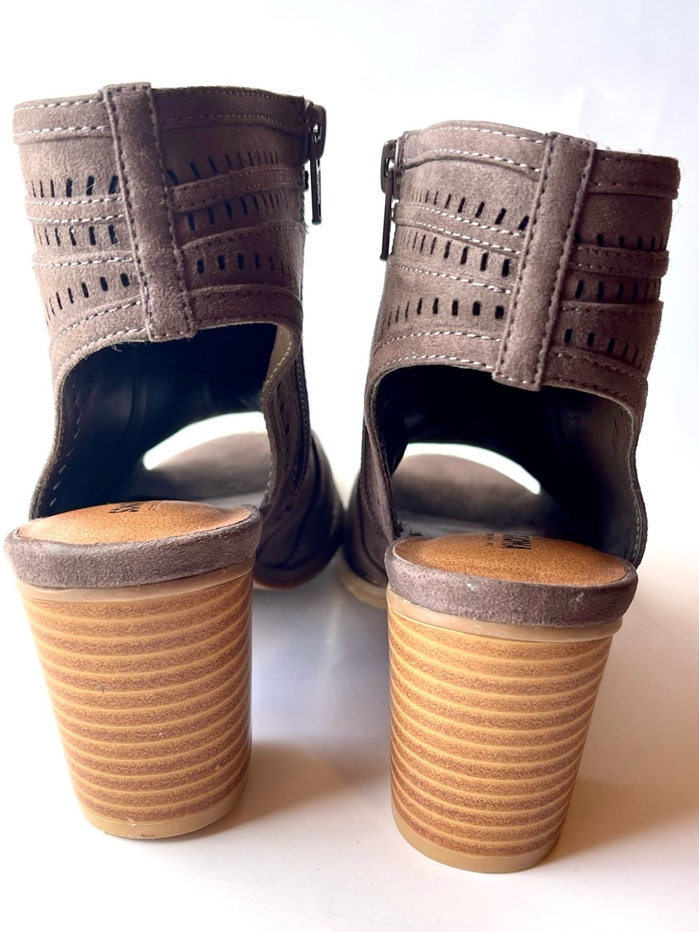Sonoma Suede Peep-Toe Block Heel Ankle Bootie - Taupe Size 7.5 - Picture 10 of 11